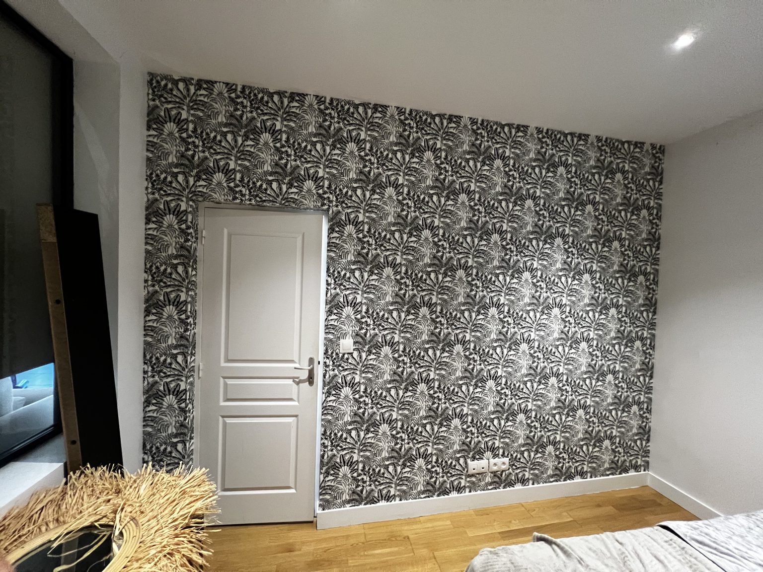 Photo d'une mur avec du papier peint. la photo est lumineuse