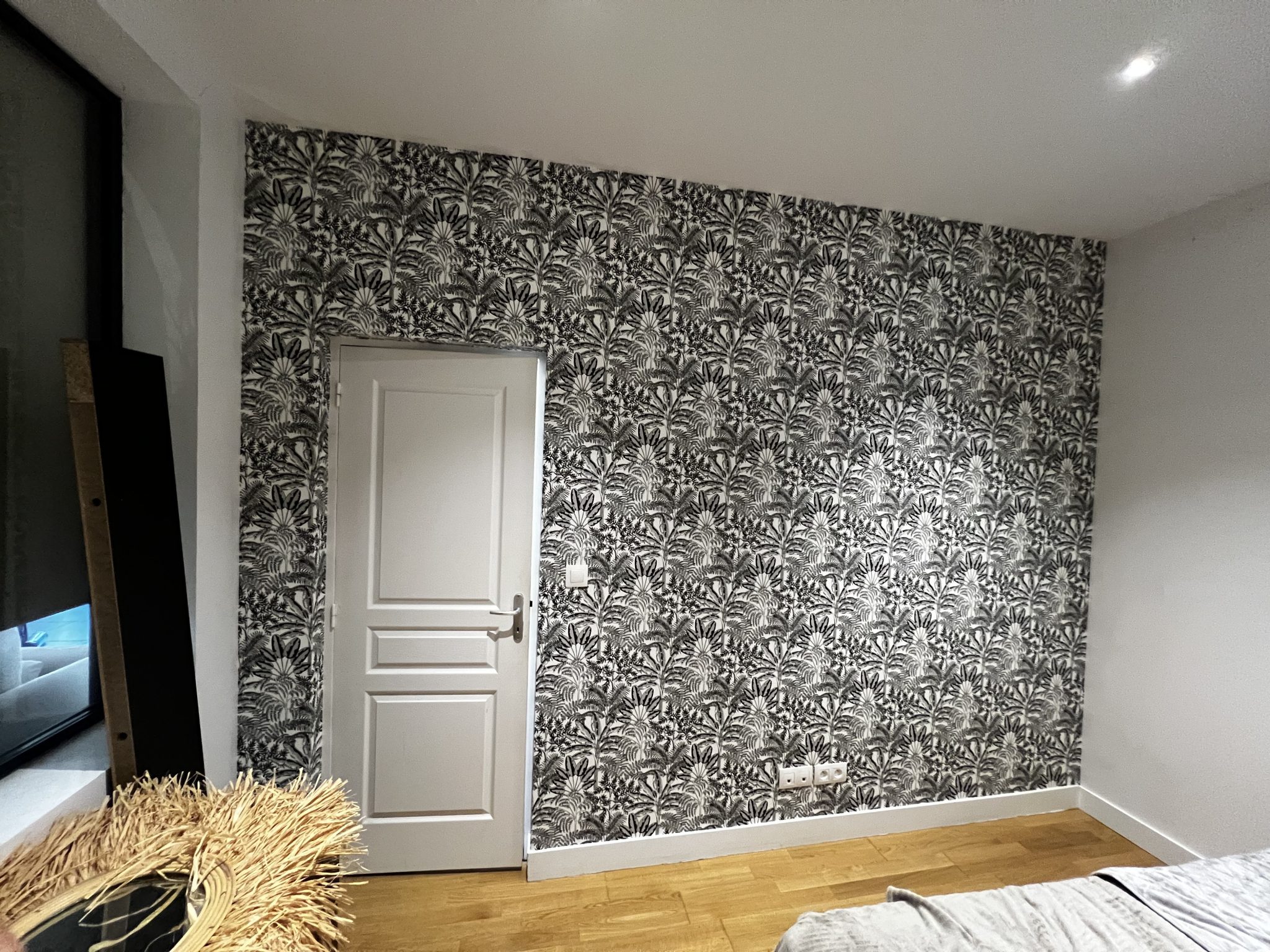 Photo d'une mur avec du papier peint. la photo est lumineuse