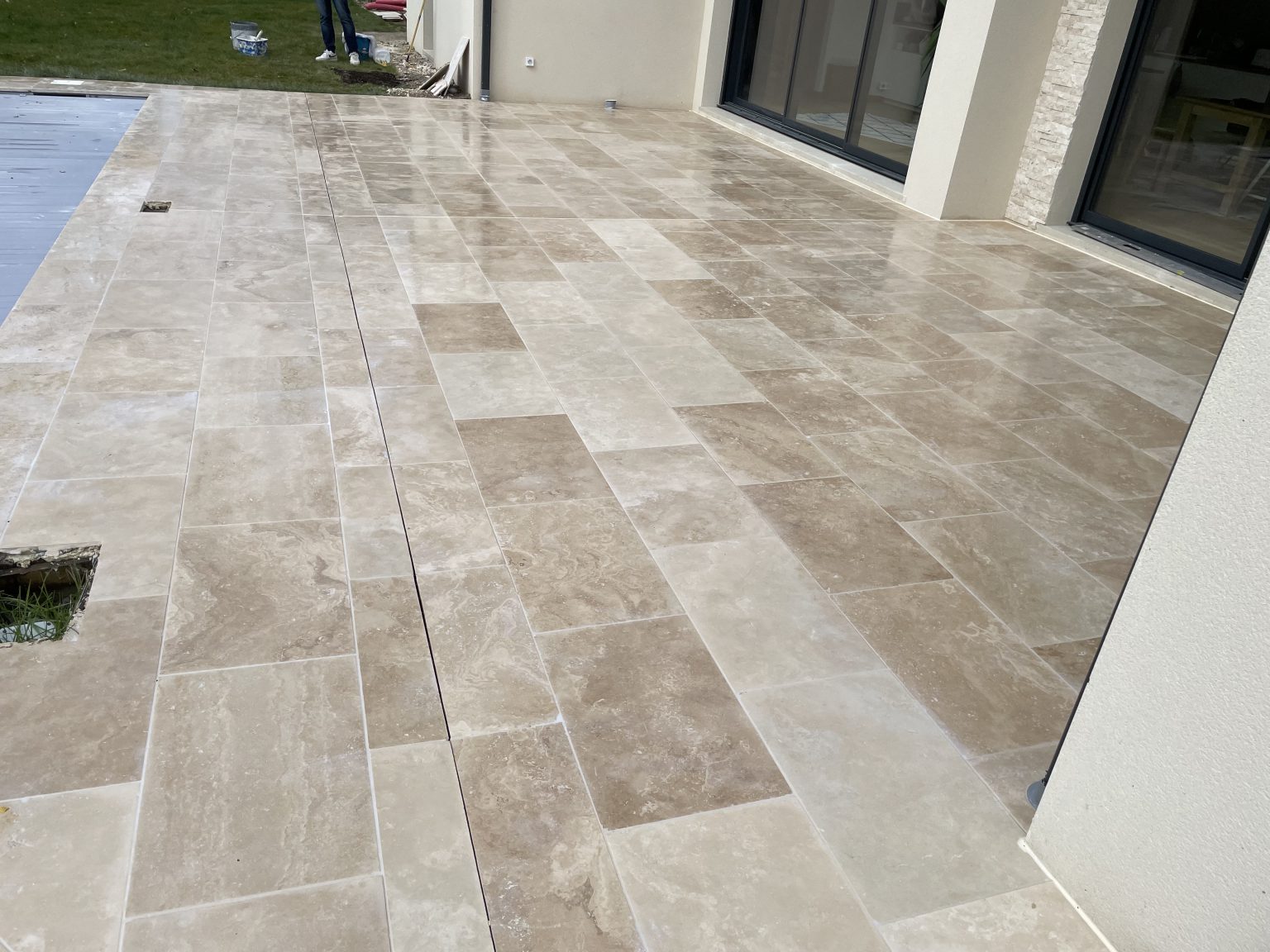 photo du sol d'une terrasse en carrelage avec comme carrelage du travertin