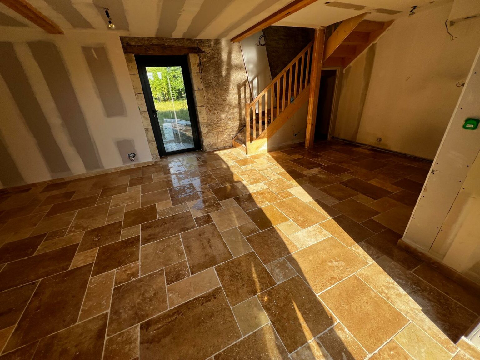 Photo d'une pièce en travaux avec un carrelage neuf de couleur marron