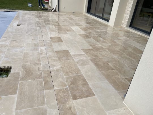 photo du sol d'une terrasse en carrelage avec comme carrelage du travertin
